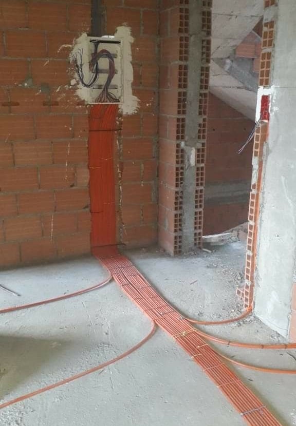  Tablou de sigurante instalatii electrice noi in bloc de apartamente.