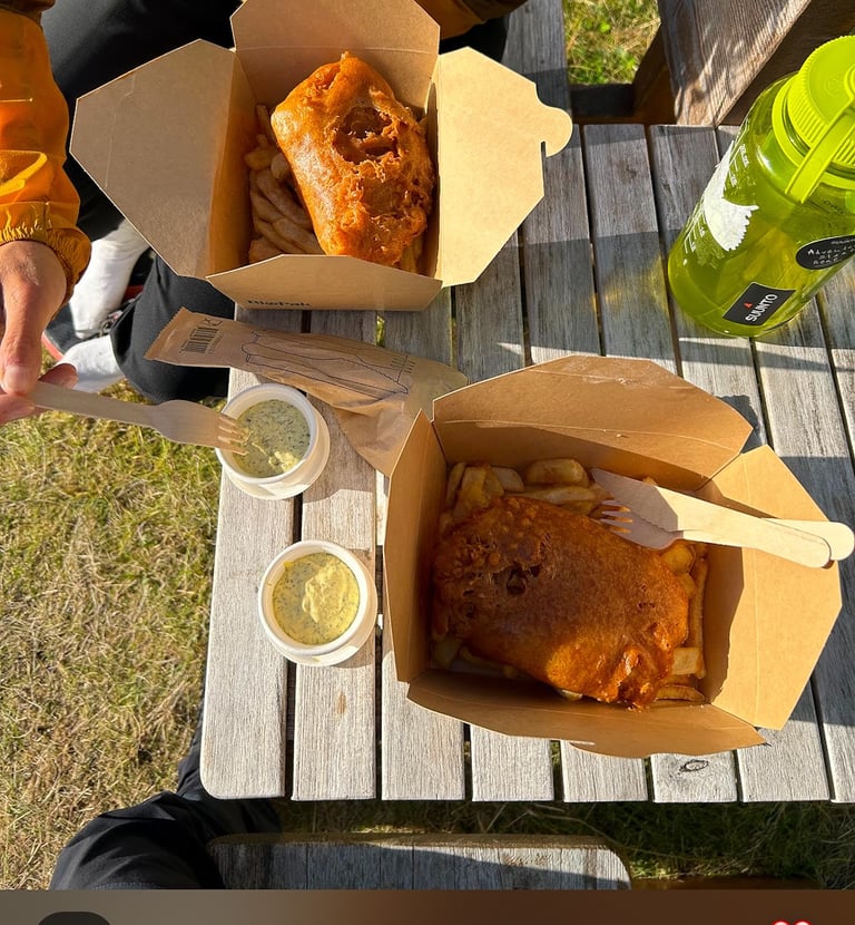 Takeaway fish and chips fra Maritime Munchies, servert utendørs i Lofoten