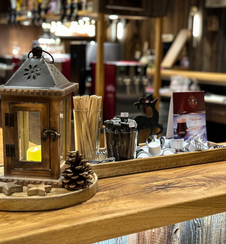 Weihnachtsmarkt Chemnitz, Weihnachtsmarkthuette, Getränkebar, Weihnachtsdeko