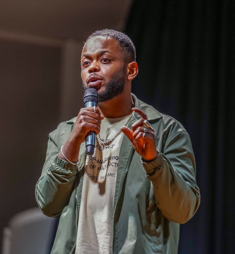 Dyskette, jeune humoriste réalise un petit sketch pendant une conférence