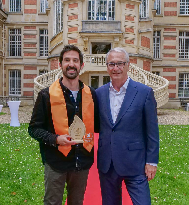 Deux hommes qui posent avec un trophée devant la mairie de Versailles