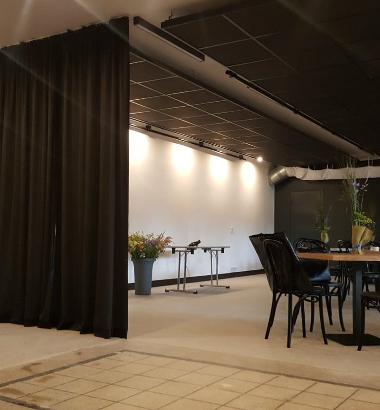 Užuolaidos pertvaros salėje