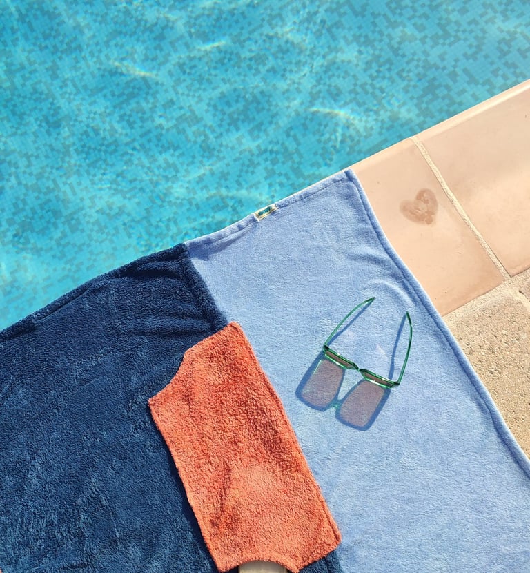 Poncho-serviette-corail-iaouss-piscine-lunette-de-soleil