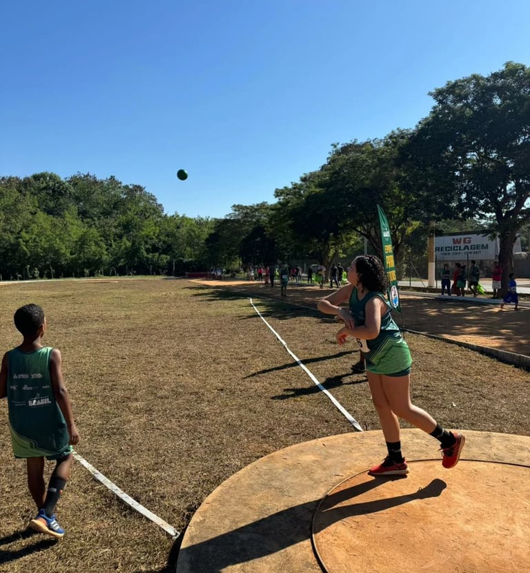 Arremesso de Peso na Pista de Atletismo da Abecaa em abaeté