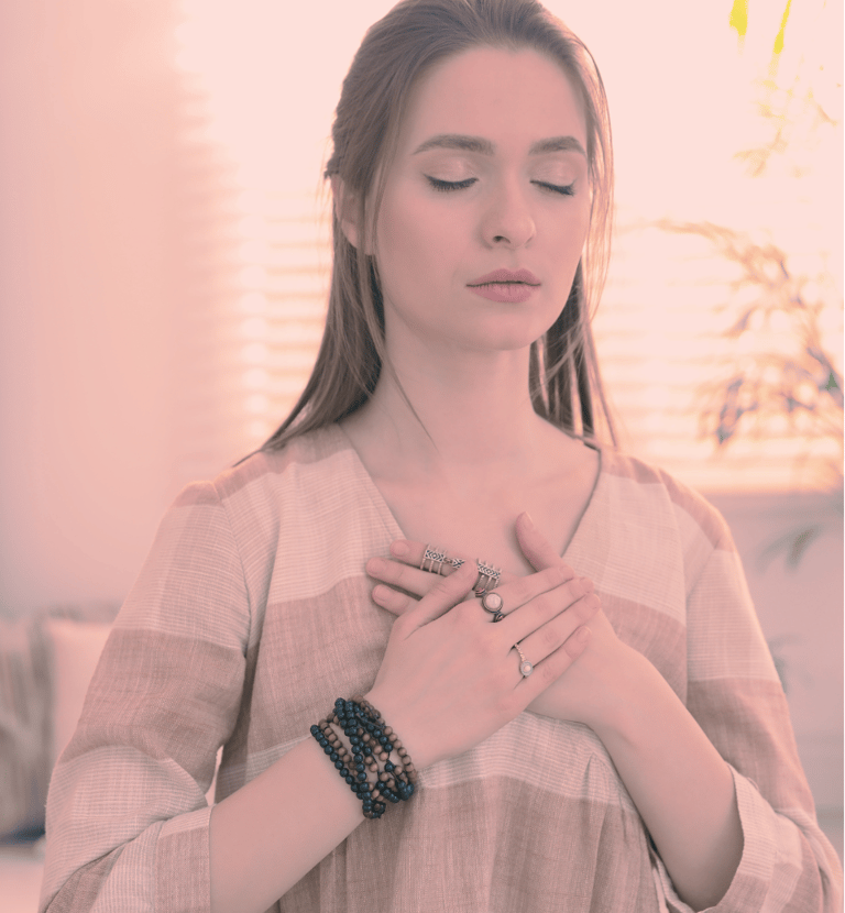 Femme qui écoute son ressenti corporel - Nathalie Collet Voix Son Vibration