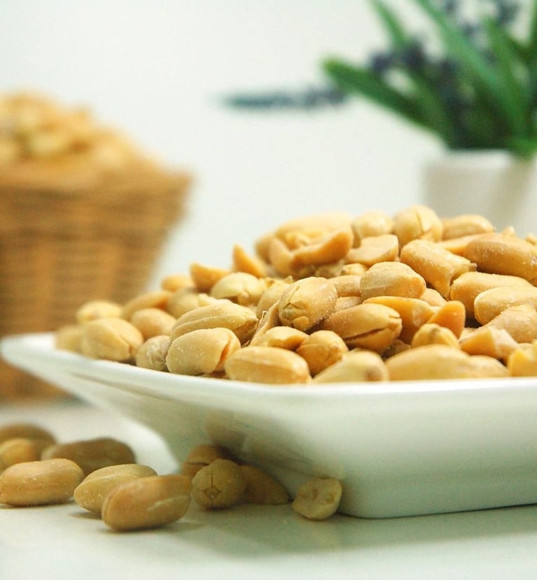 un bol de cacahuètes sur une table