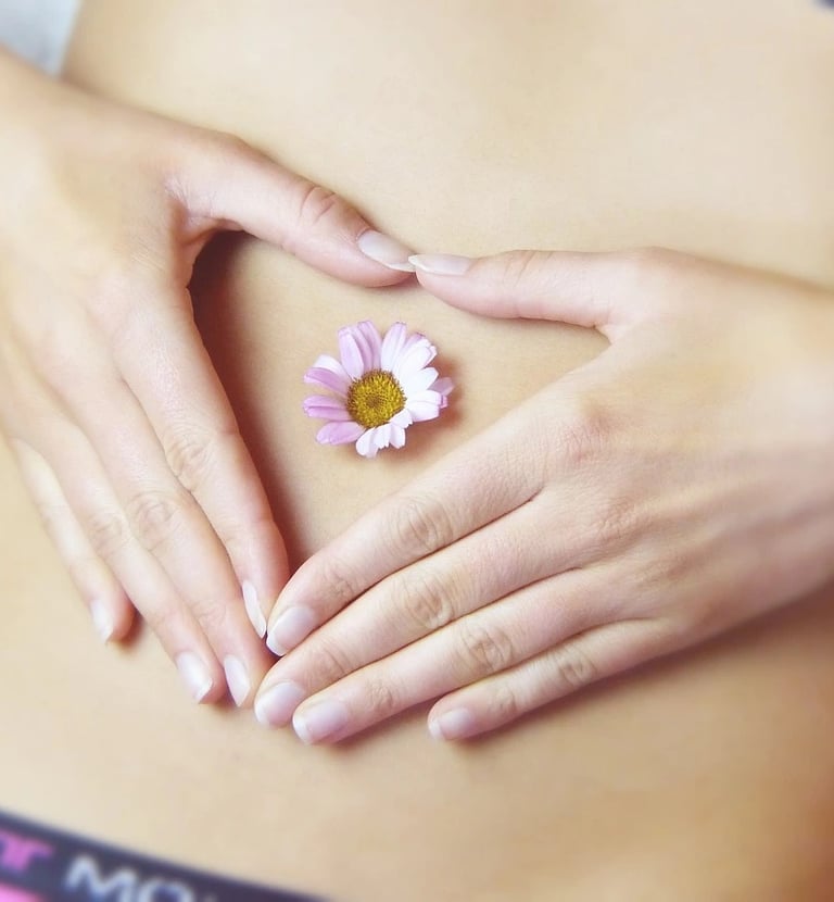 une femme posant ses mains sur son ventre