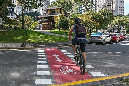 ciclista trafega em faixa exclusiva - Curitiba