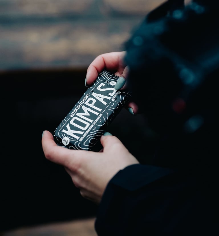 a photo of a snack trail bar Kompas