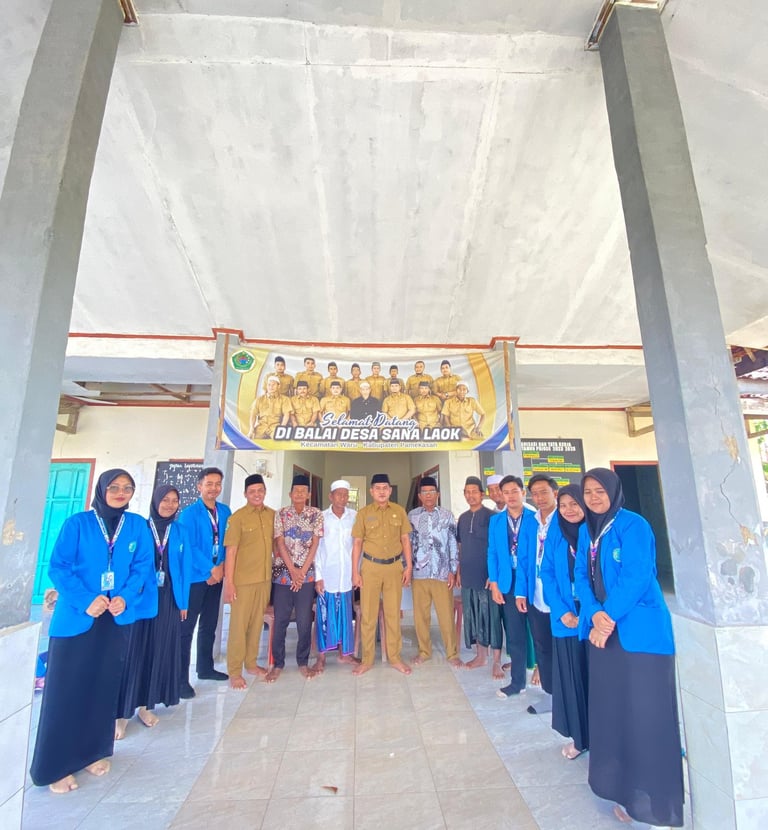 Mahasiswa STEI Masyarakat Madani bersua foto bersama warga dan kepala desa Sanah laok