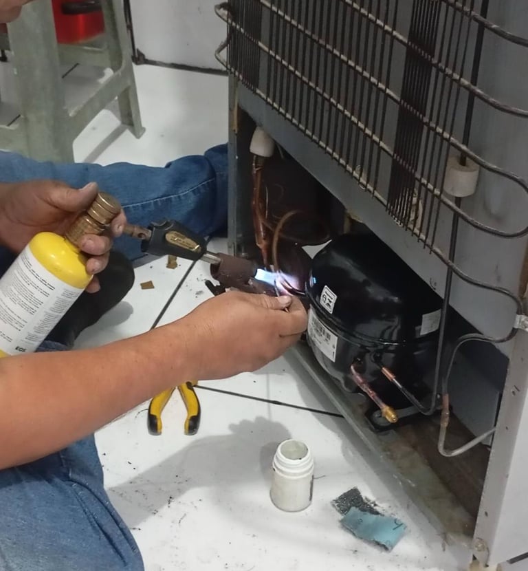 técnico consertando geladeira