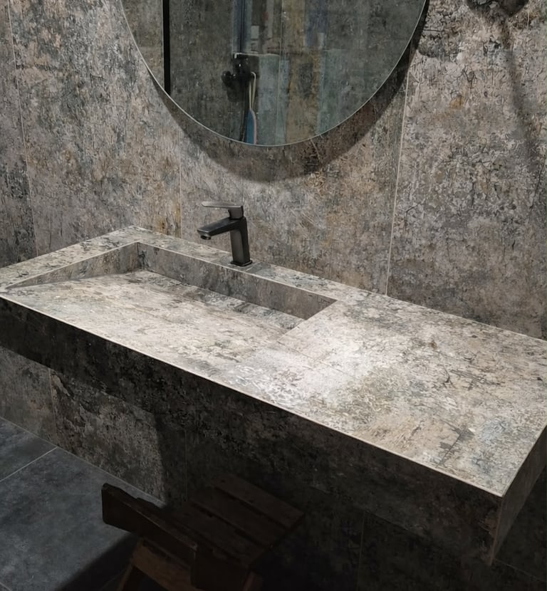 Kriauklė iš plytelių individualaus namo vonios kambaryje