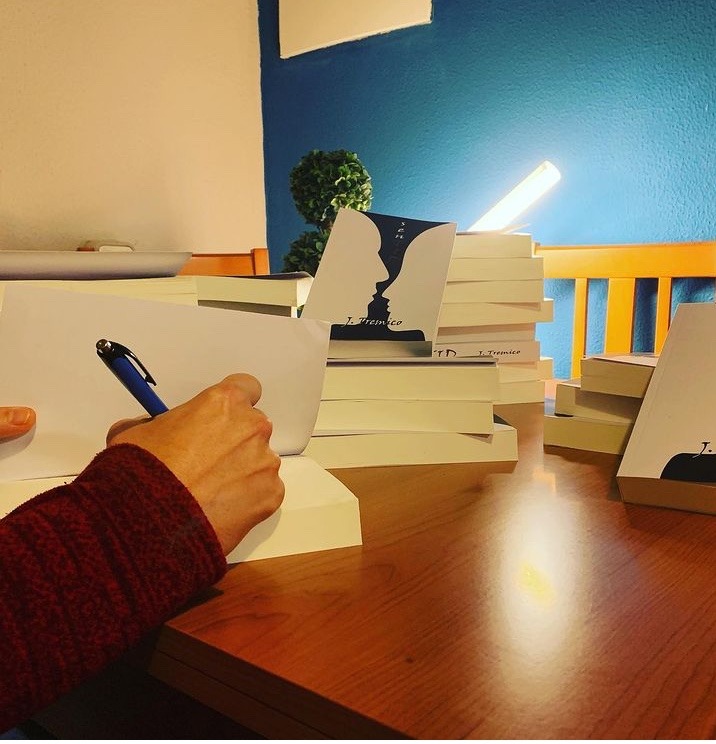 Una persona está firmando libros