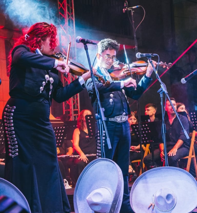 Mariachi tocando serenata en terraza privada Madrid