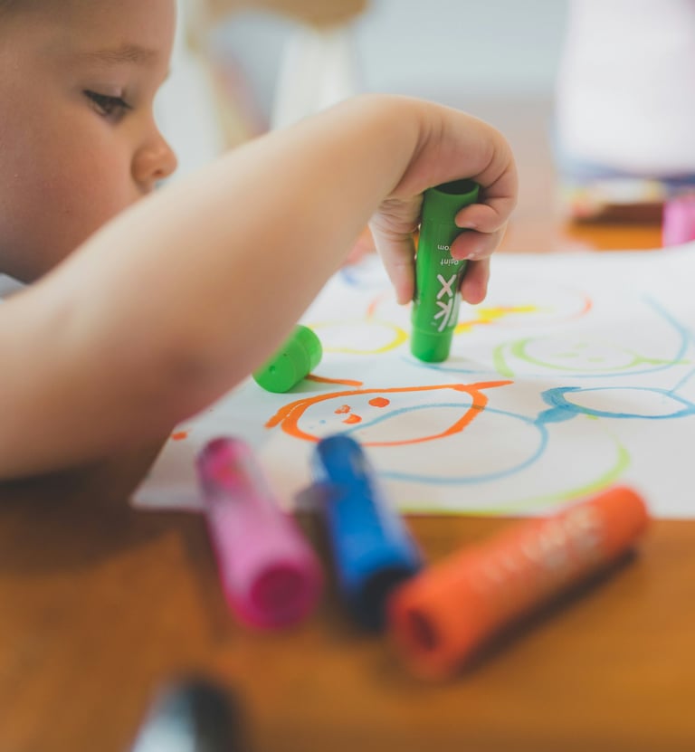 Cours de dessin enfant, couleur, feutre, créativité
