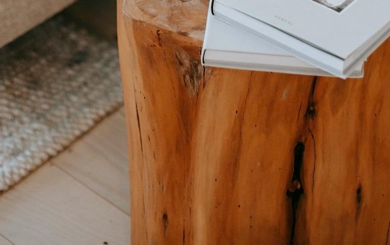 Table en bois avec une bougie et un petit bouquet