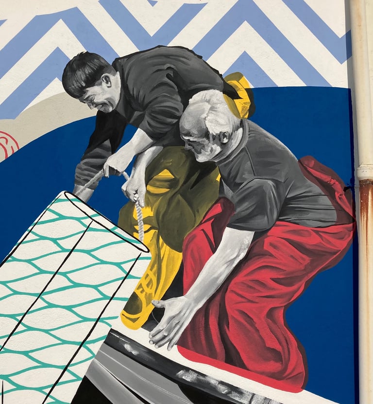 Fachada decorada con pintura plástica, obra de estilo figurativo contemporáneo. Amplias zonas de col