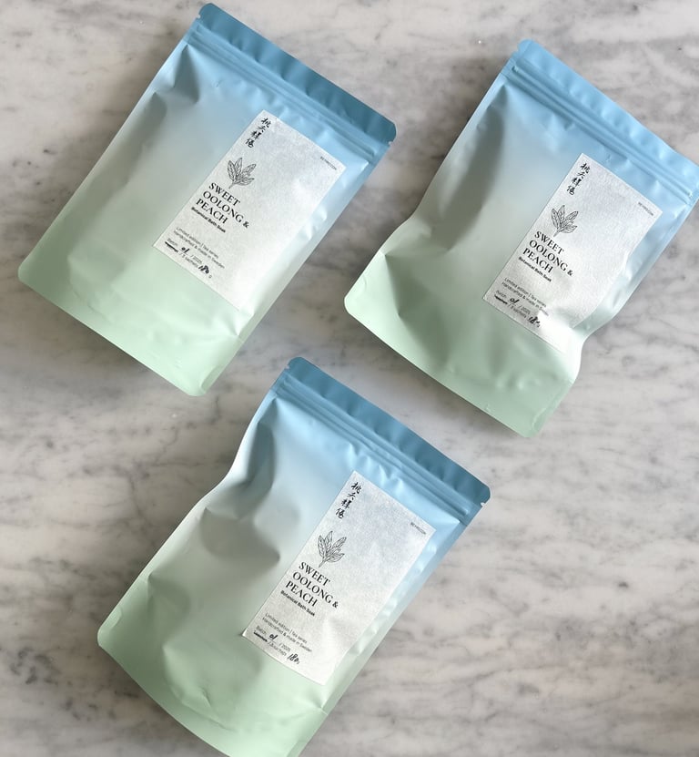 Botanical bath soak, in two sizes ( 60g or 3x60g). Featuring Sweet Oolong and Peach bath soak sachet