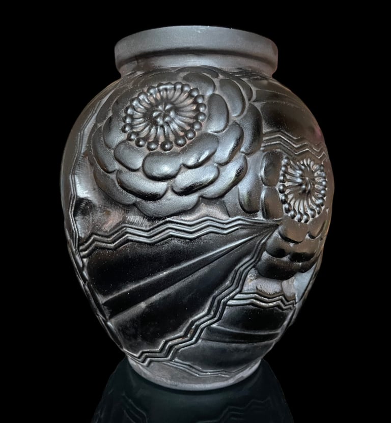 Rare vase noir signé Pierre d'Avesn