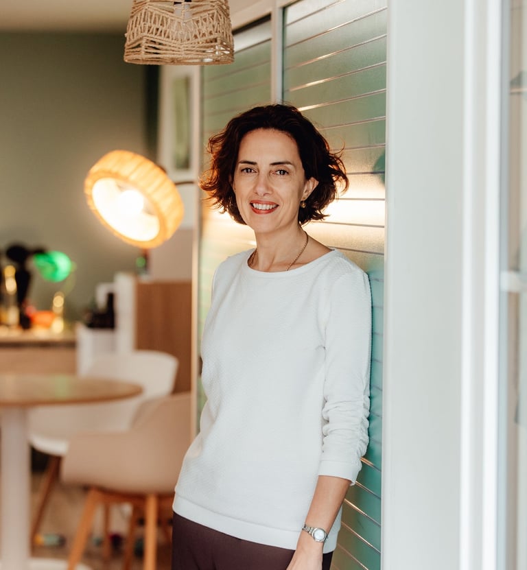 Maître Virginie Lombardot devant son cabinet.