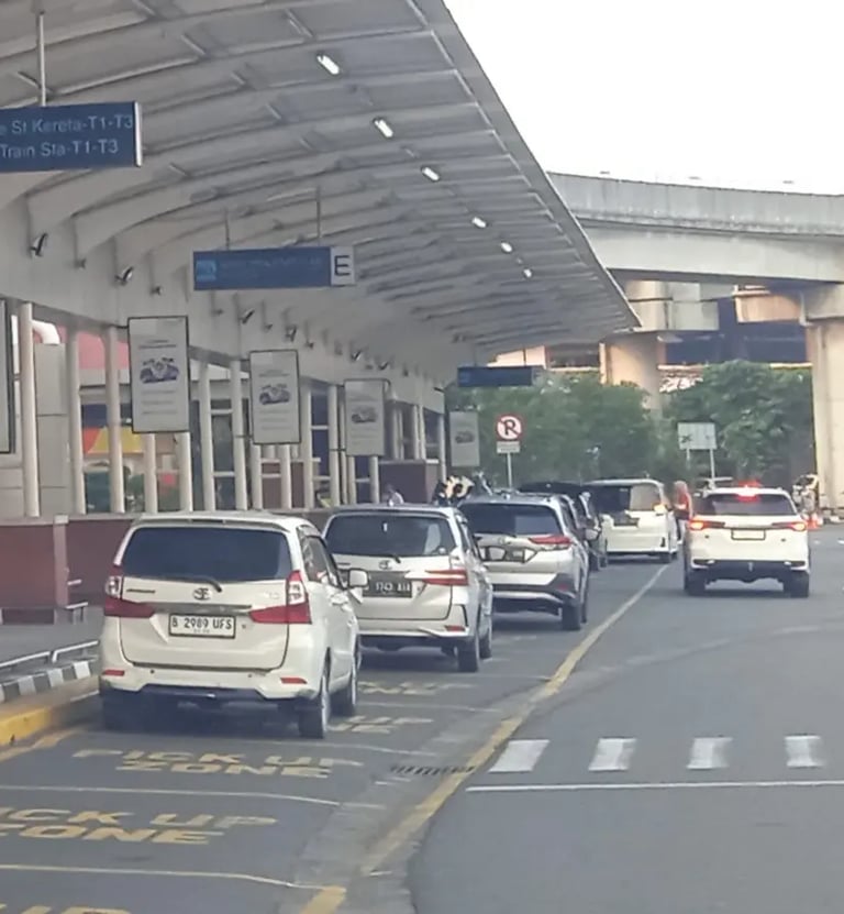 Beberapa mobil sedang menunggu di lobby penjemputan bandara Soekarno-Hatta.
