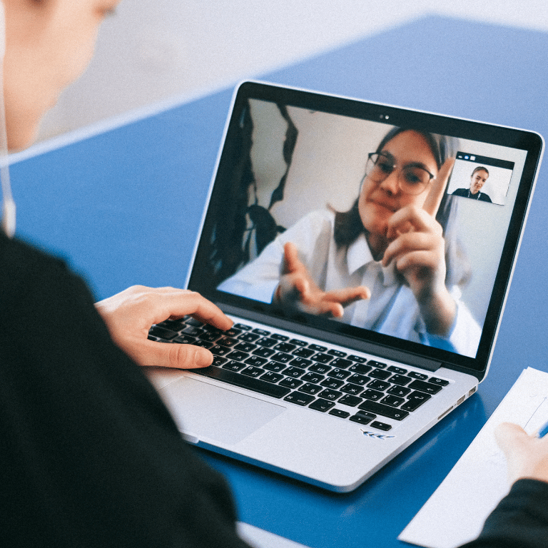 #Terapeuta conduzindo sessão de terapia online, oferecendo suporte e orientação através de uma video
