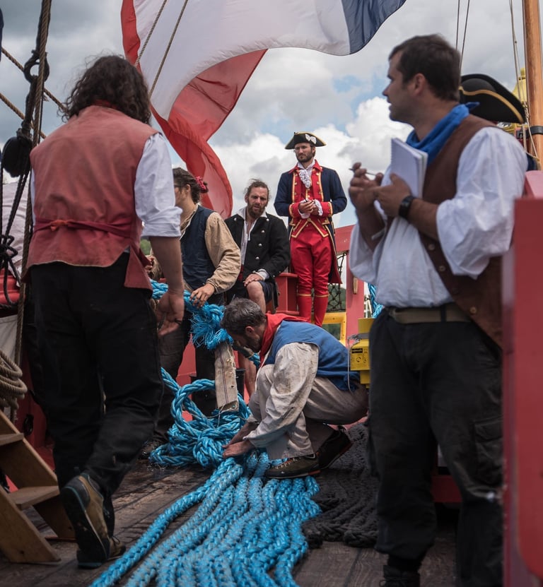Des hommes en costume de navire pirate sur un bateau