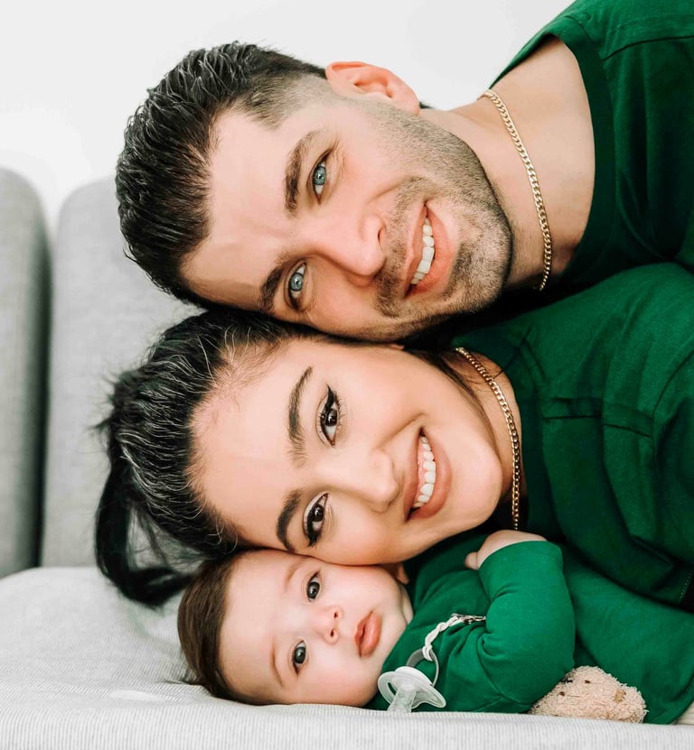 Happy family lying together on bed – Fred Art Studio family story