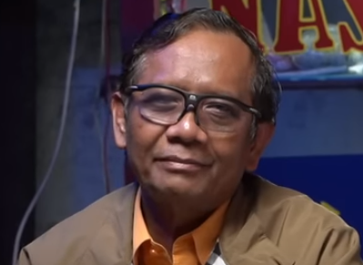 a man in a suit and tie with a tie