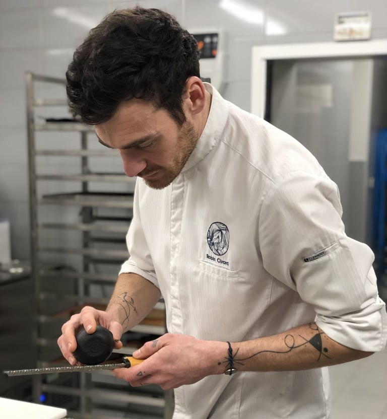 Robin Girard en train de travailler au sein de sa pâtisserie à Valognes