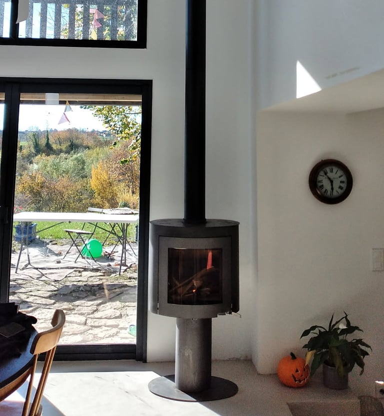 Installation de poêle à bois suspendu