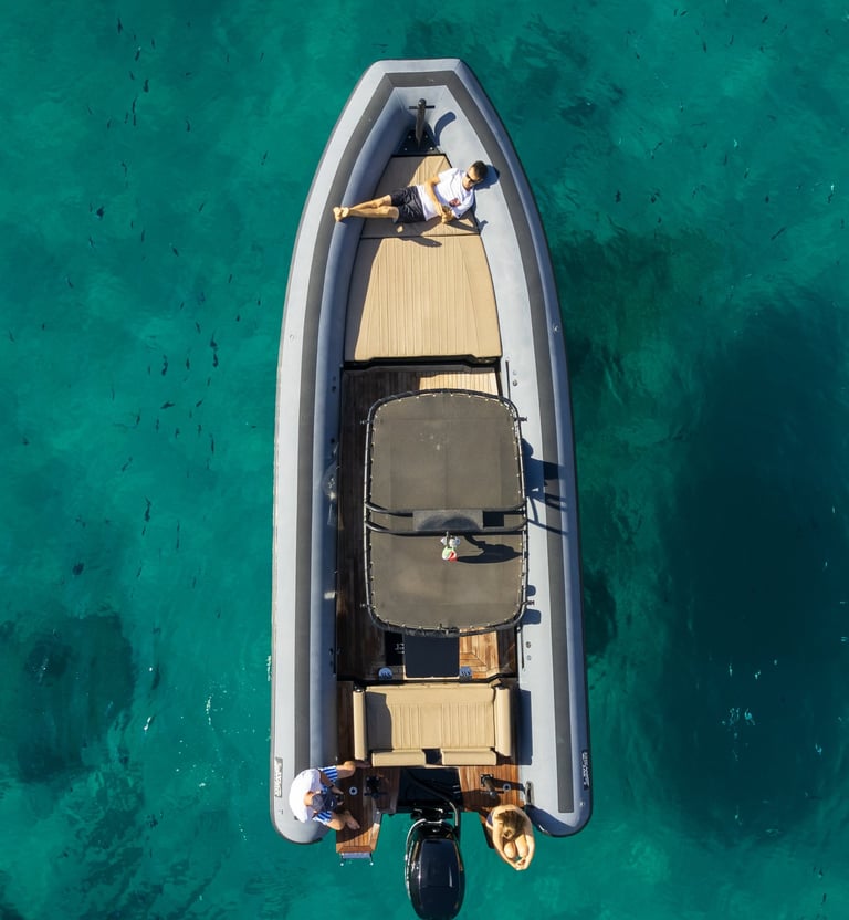 SeaWater Phantom 260 gommone con skipper a Cagliari dotato di doccia frigo e ampi spazi prendisole