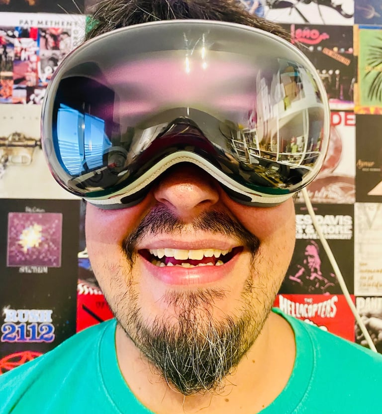 Chico con gafas Apple Vision Pro