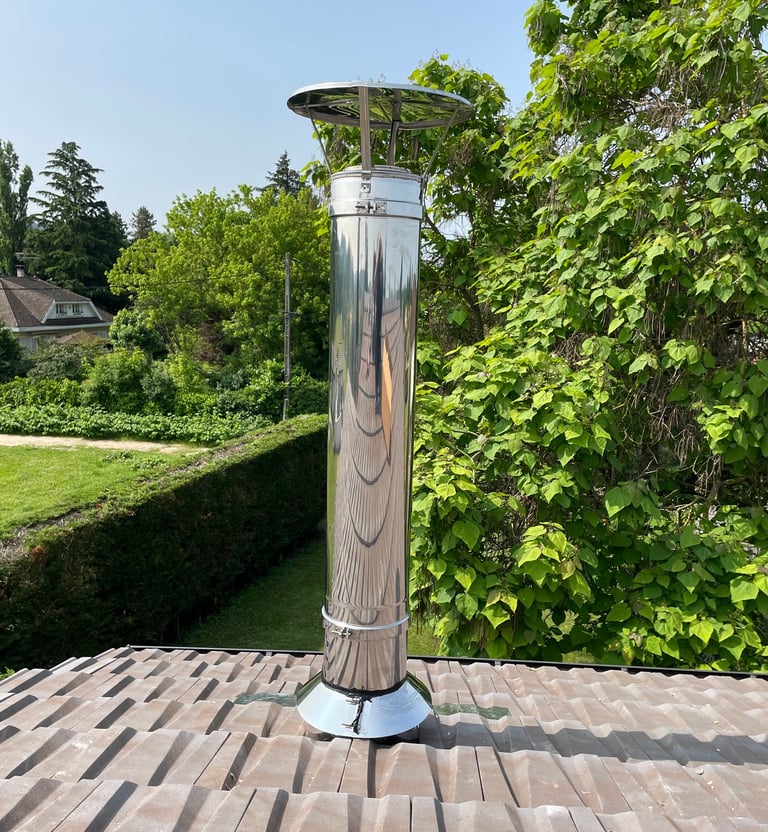 Sortie de toit avec conduit de fumée inox pour poêle à bois installée sur toiture