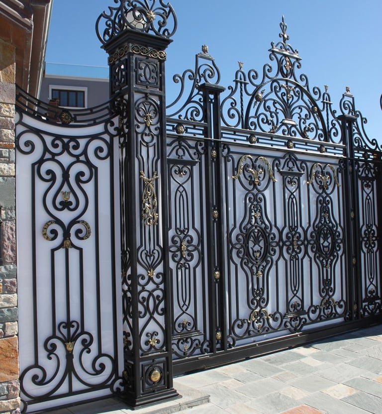 Portail de garage en fer forgé noir et or