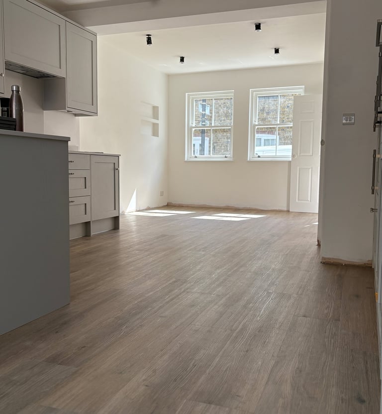 A wood effect LVT plank in a kitchen