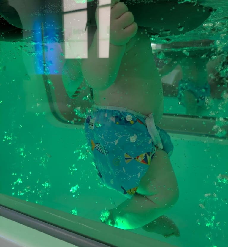 bébé dans un bain d'hydrothérapie avec les bulles fines