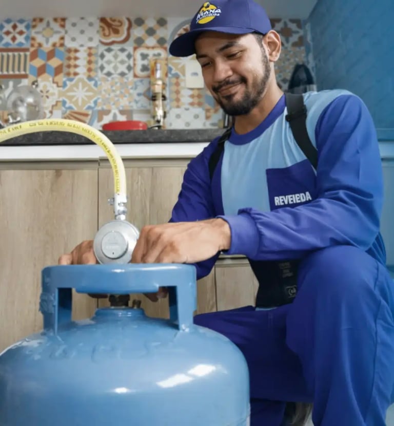 Técnico da Maná Gás realizando instalação de gás residencial em cozinha em Primavera do Leste - MT