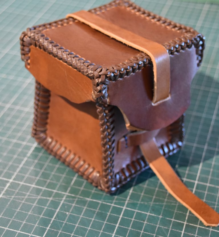 Kartenbox für ein Commander Deck mit double sleeves. Handgefertigt mit Flechtrand vom Leder Loho