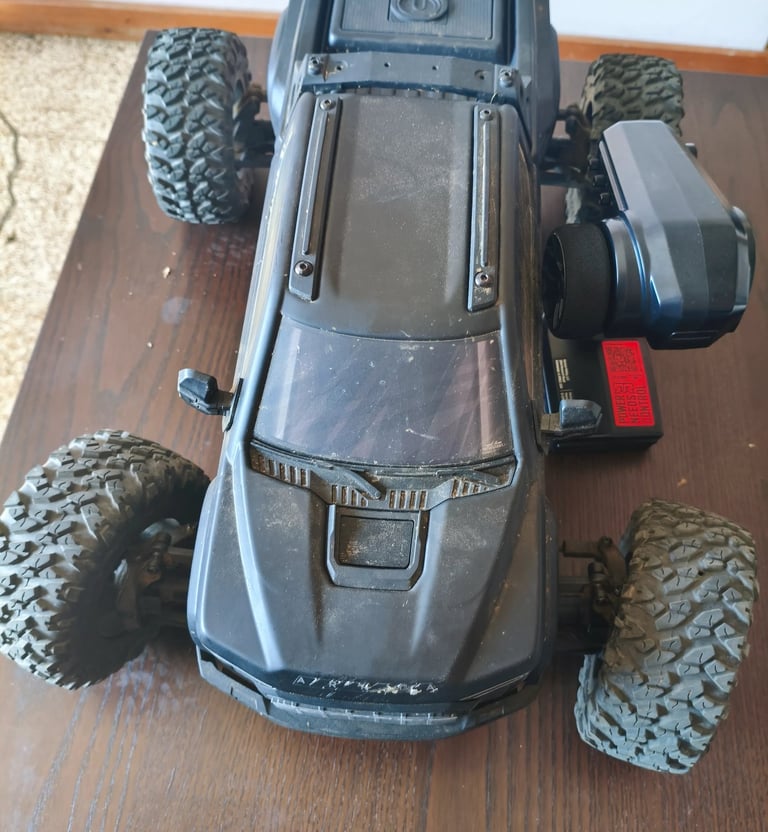 Carro telecomandado da marca ARRMA modelo Big Rock escala 1:10 monster truck elétrico 4x4.