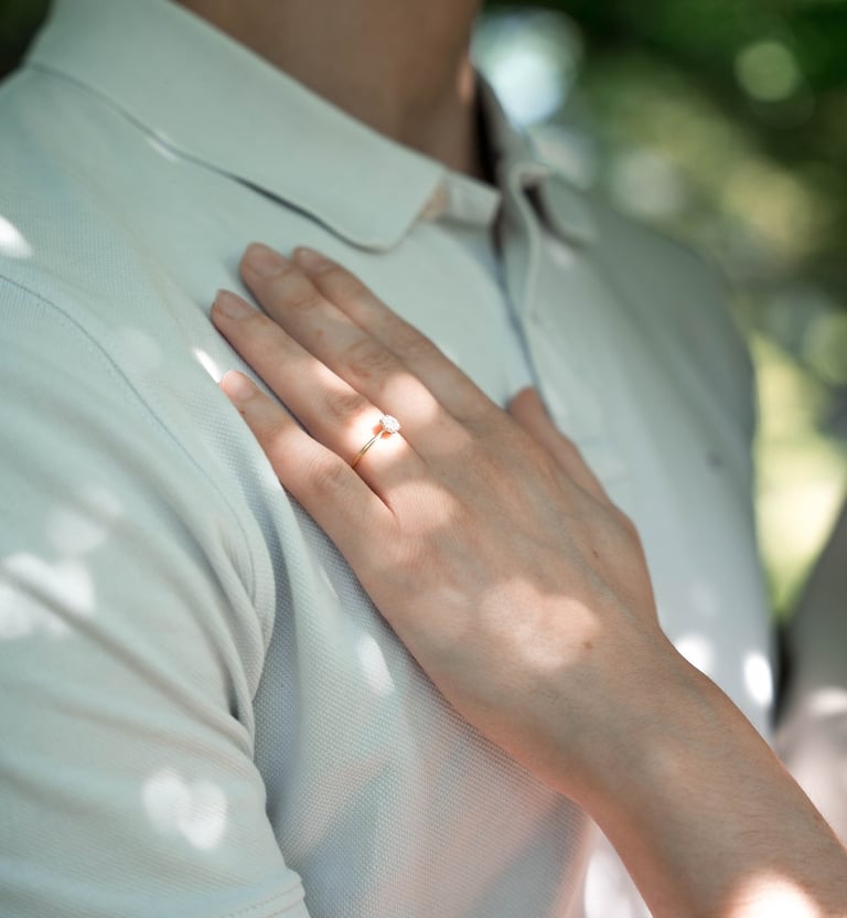 Gros plan bague de fiançailles