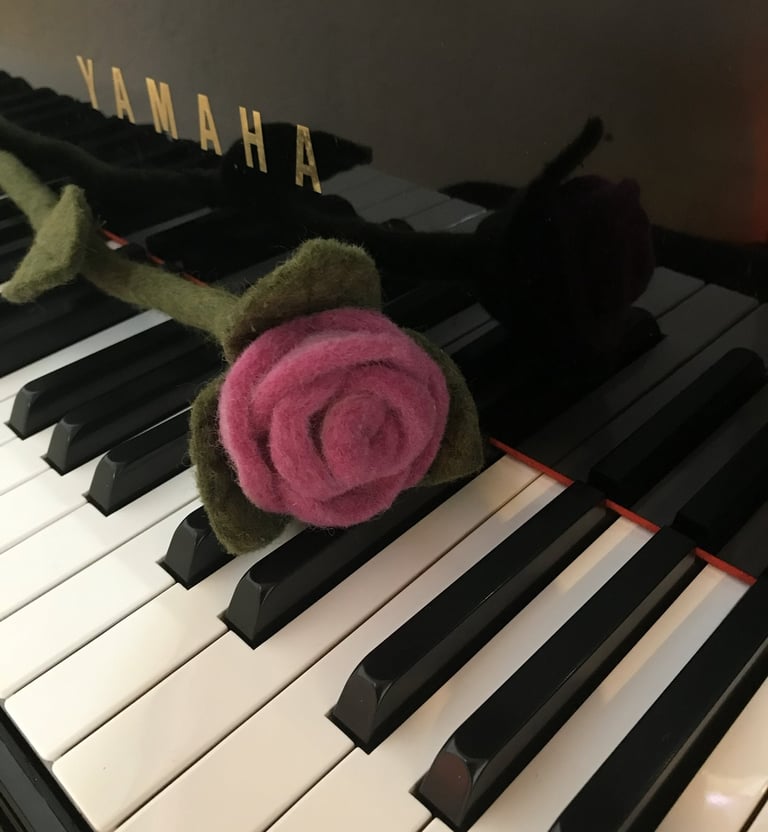Filzrose liegt auf den Tasten eines Yamaha-Klaviers