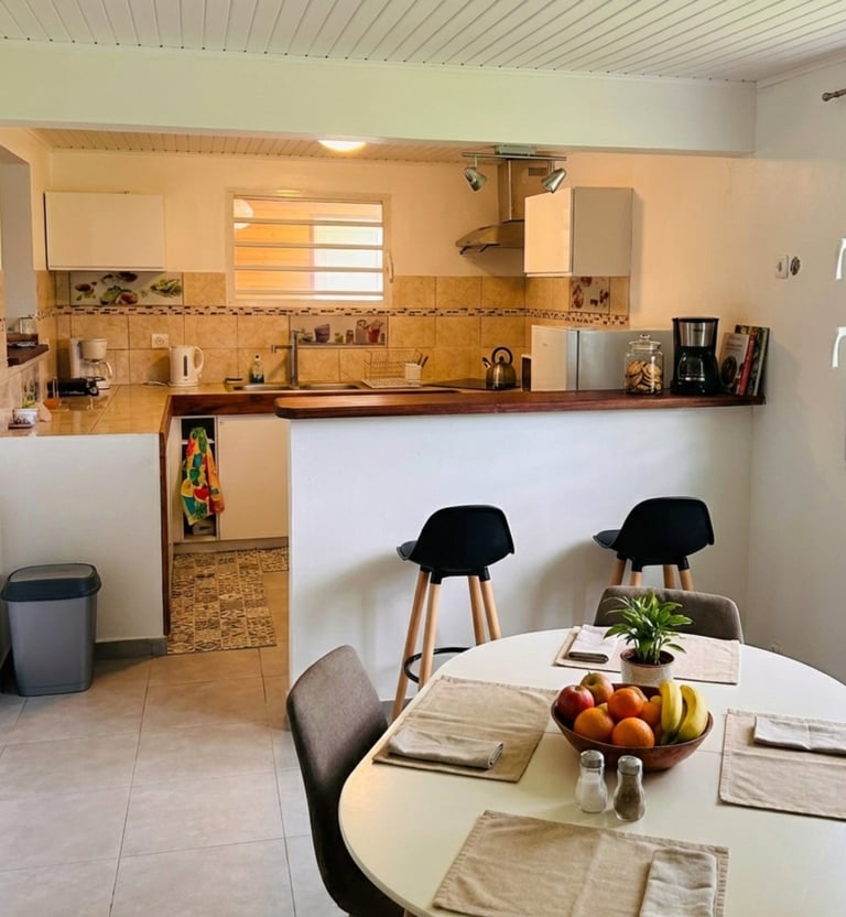 Cuisine équipée ouverte avec bar et coin repas – location saisonnière à Ducos Martinique