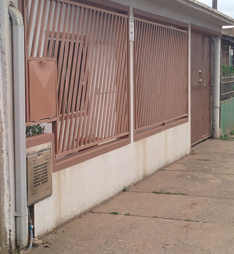 Combinação de muro com cerca, unindo privacidade e segurança residencial