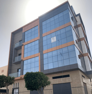 construction bâtiment moderne au Maroc avec façade vitrée et structure métallique aluminium