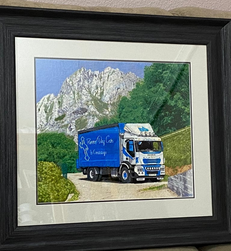 camion azul entre montañas en punto de cruz