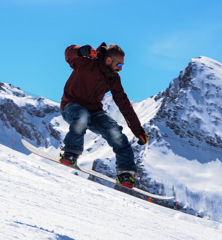 Ollie e salto in pista con lo snowboard