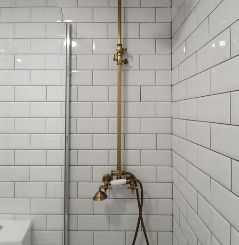 Rental property bathroom cleaning for tenant turnover in Durham Region