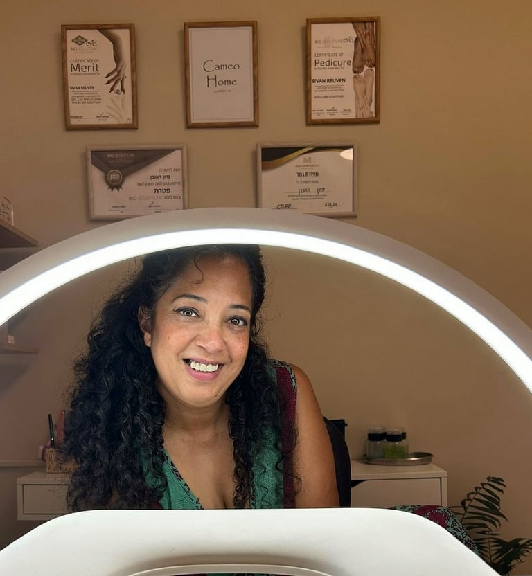 “מטפלת ב-SBS Beauty Studio מקבלת לקוחות בחיוך – אווירה מקצועית וחמה בקליניקה.”