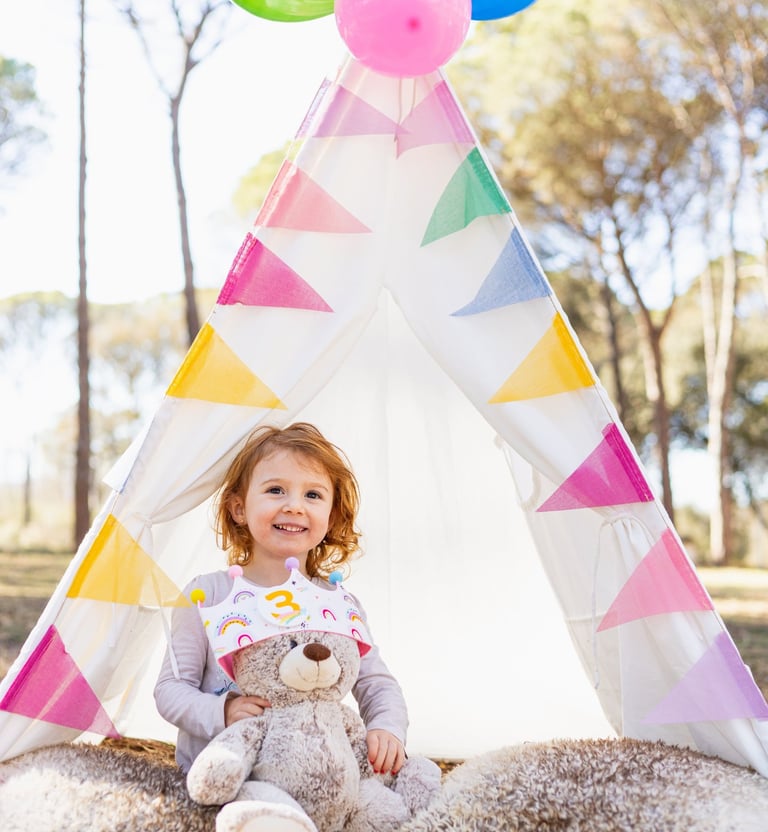 Nena de 3 anys celebrant el seu aniversari en una sessió de fotos amb decorat personalitzat exterior